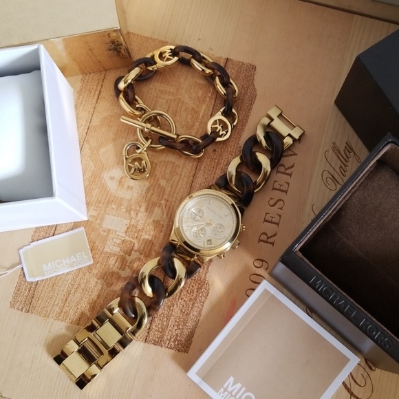 MICHEAL KORS WATCH AND BRACELET - Picture 1 of 5